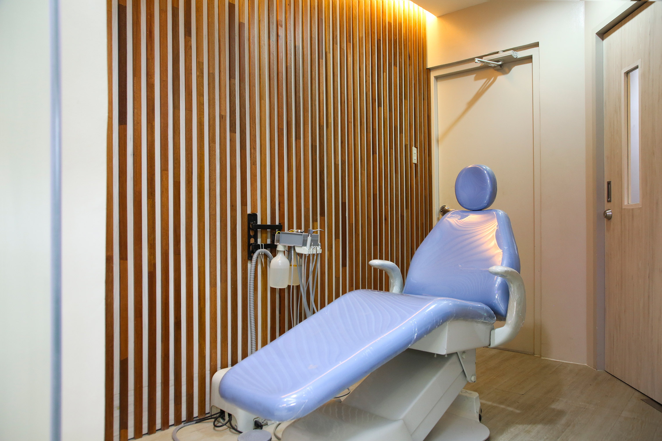 iSmile Dental Home | Facilities - Dental Chair 01